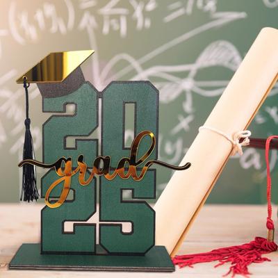 Class of 2025 Graduation Table Sign High School College Graduates Bachelor Hat Wooden Sign with Base Home Graduation Ceremony Party Decoration