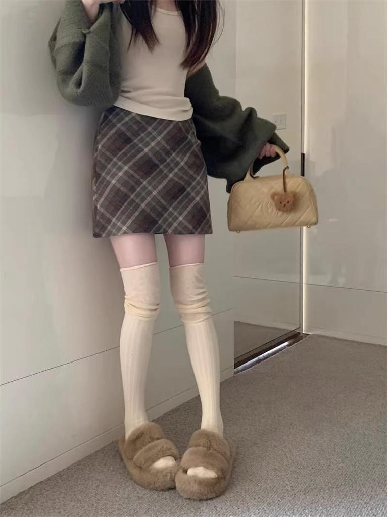 Plus Size Retro Plaid Woolen A-line Skirt for Pear-Shaped Women - Hip-Covering, Slimming Short Skirt for Autumn/Winter