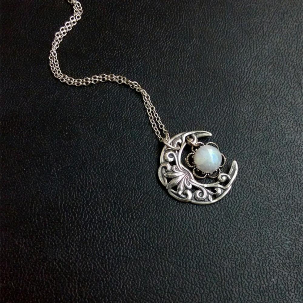 Vintage Moon Design Pendant Necklaces with Imitation Opal Stone Bohemian Beach Fashion Jewelry Silver Color Chain Gift for Women