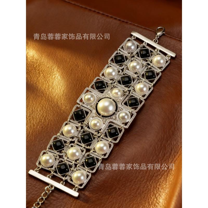 

Xiapa s New Fashionable Retro Geometric Block Patchwork Pearl Bracelet Exudes A Sense Of Luxury Light Small Fragrance Antique Style срібний