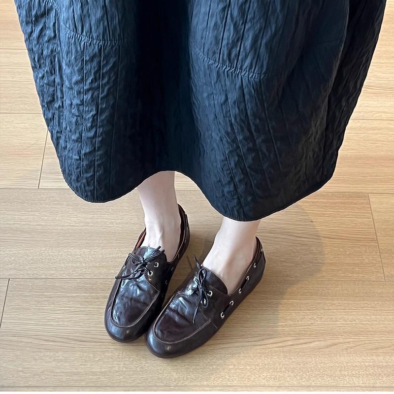 Spot Retro Damen Schnür-Leder-Slipper: Britischer Stil, runde Zehenpartie, flacher Absatz für vielseitige Herbst-/Frühlingskleidung.