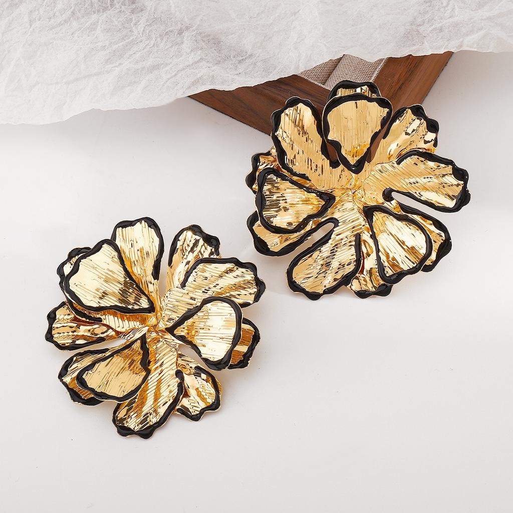 Vintage Metallic Pleated Black Edge Petal Earrings Elegant Three Dimensional Flower Exaggerated Women Ear Studs Jewelry