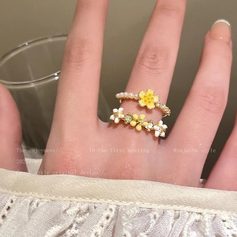 Daisy Small Flower Pearl Ring - Women's Niche Finger Ring with Light Luxury and High-end Feel