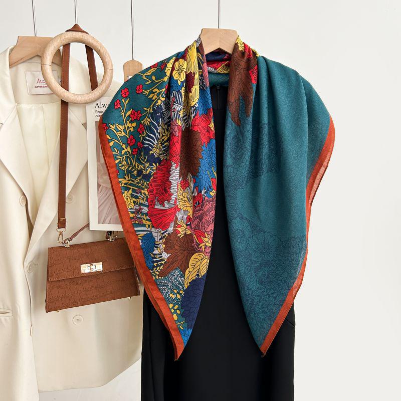 Quadratischer Schal im koreanischen Stil mit weißem Blumendruck - Weich, elegant, hautfreundlich, warmer Fischgrät-Schal für Herbst und Winter