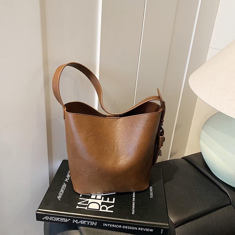 

Модная женская сумка 2025 новая трендовая и универсальная повседневная портативная сумка-ведро модная и простая вместительная наплечная сумка-мессенджер коричневый