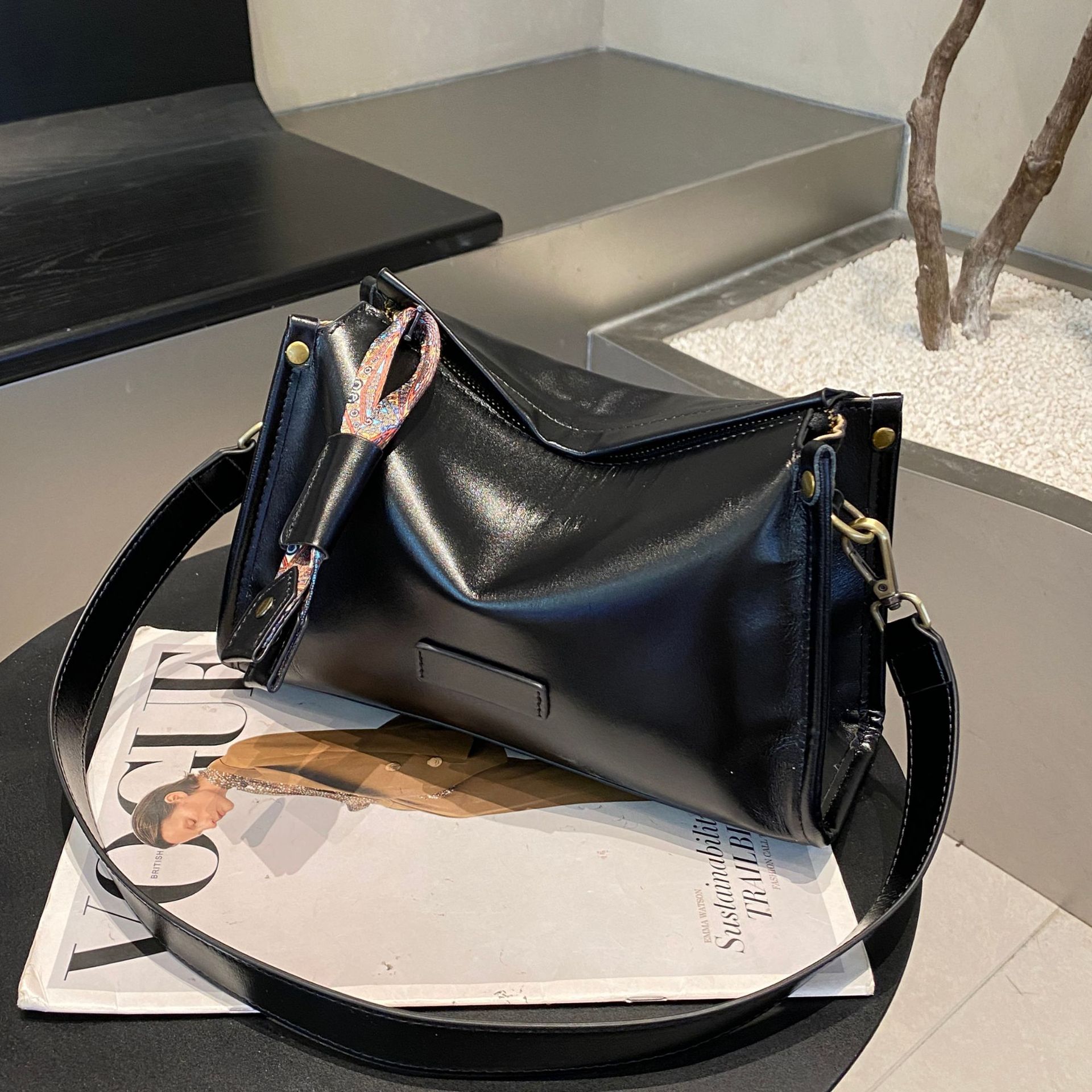 

Упаковка для женской сумки из коровьей кожи проста, вместительная женская сумка модна и практична, а сумка для пельменей универсальна и ее можно носить на одном плече. чёрный