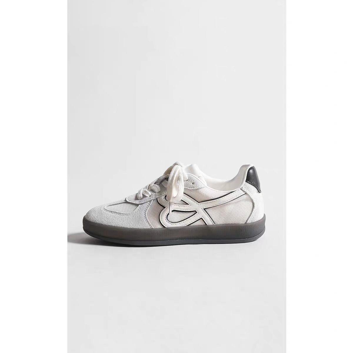 

Korean version of mesh thick-soled lightweight little white shoes women s autumn 2025 new fashion versatile sports leisure moral training shoes 35