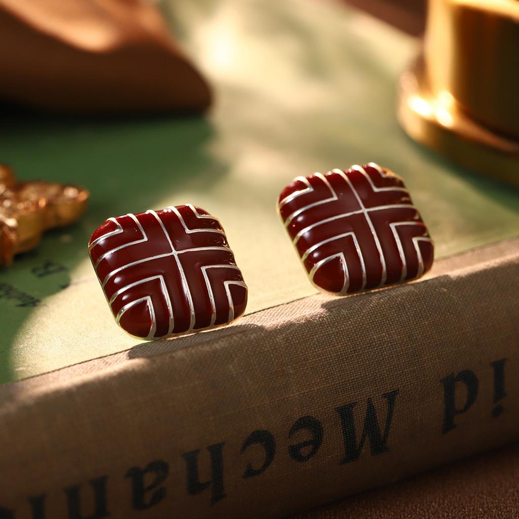 French red flower Hong Kong style earrings, silver needle high-end retro temperament earrings, pearl personalized color retention, niche earrings