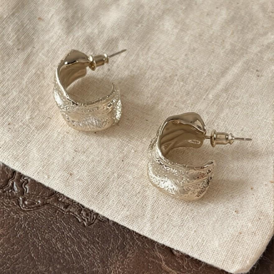 Korean Inspired C-Shaped Pleated Stud Earrings: Stylish & Versatile Design with a Light Luxury Touch