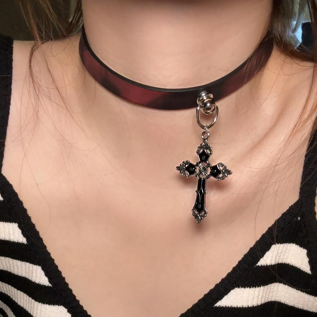 Chique Pittige Meisje Leren Bel Choker Ketting – Uniek Minderheidsontwerp