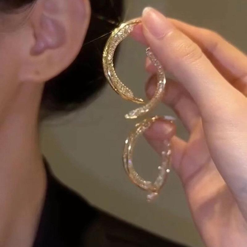 

New Fashion Trend Unique Design Elegant Exquisite Hollow Mesh Crossover Earrings Women Zircon Wedding Party Gifts Wholesale