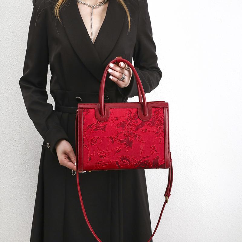 Red bridal bag 2024 new model large-capacity embroidered vintage handbag wedding elegant lace crossbody bag