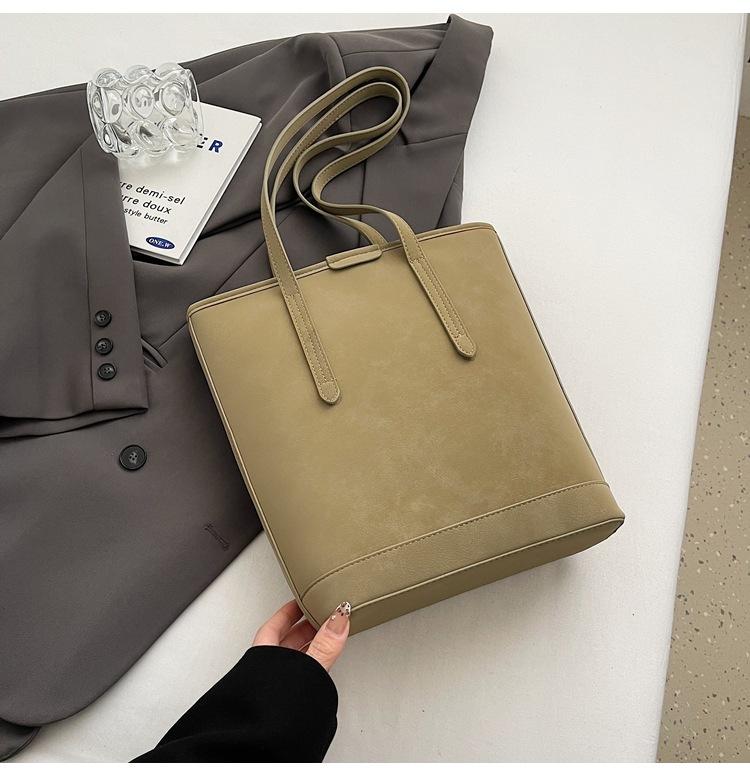 

Retro matte large-capacity bucket bag women s 2025 new fashion trend shoulder bag premium sense portable commuter bag