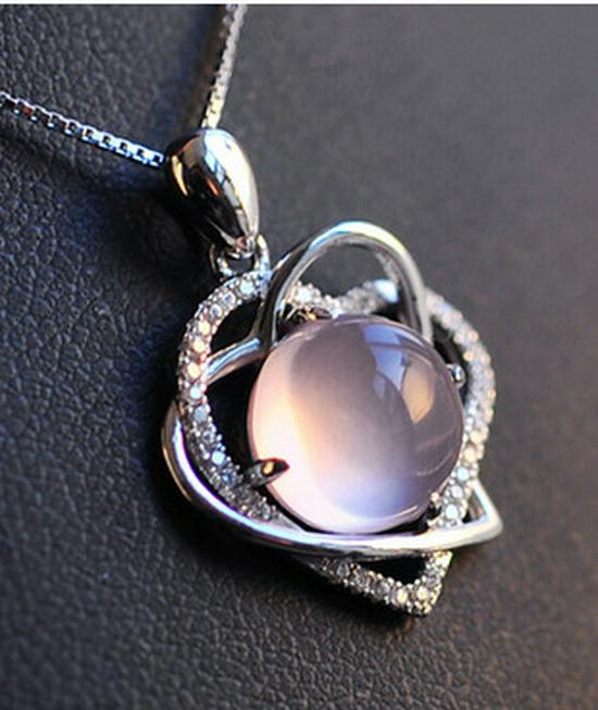 Japanese & Korean Fashion Pink Crystal Women's Clavicle Necklace with Rose Quartz Pendant.