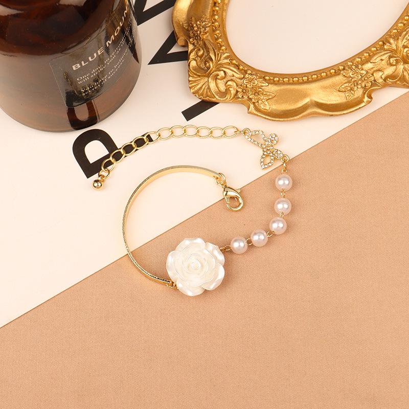 

Элегантный ретро жемчужный браслет с барочным бантом из роз