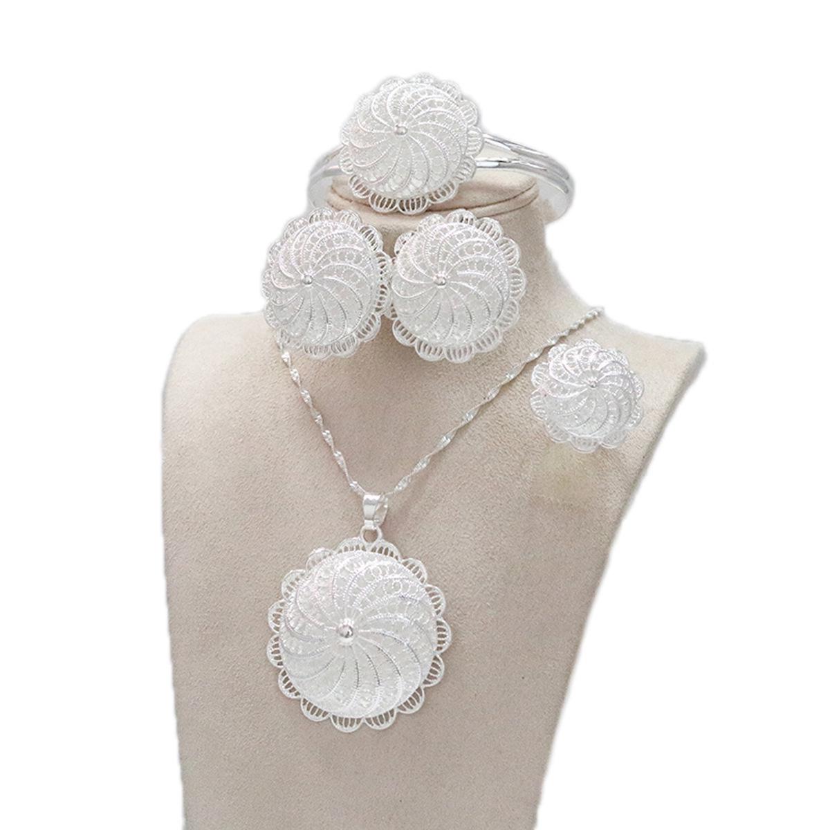 

Набор эфиопских украшений из 4 предметов с позолотой 24 карата: Крупные серьги, Подвеска, Кольцо, Браслет 24052703