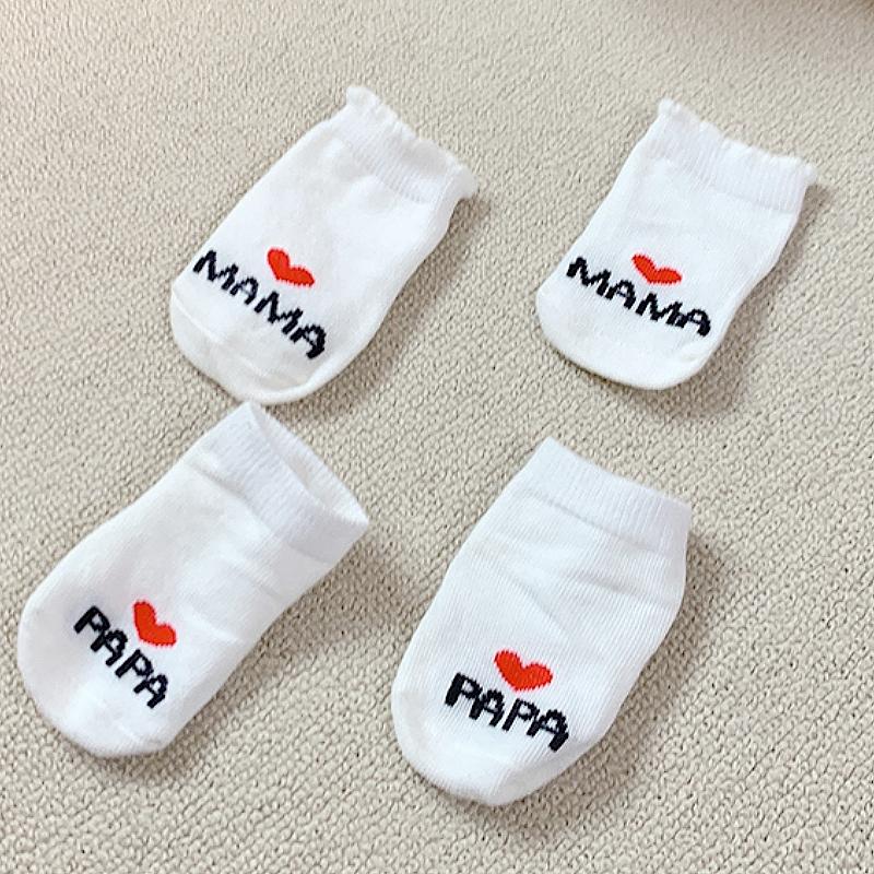 2 Par Nyfödd Baby Flickor Pojkar Strumpor Vita Söta Älskar MAMA PAPA Bebe Bomullsstrumpor Gåva Småbarn Crew Strumpor Paket Design