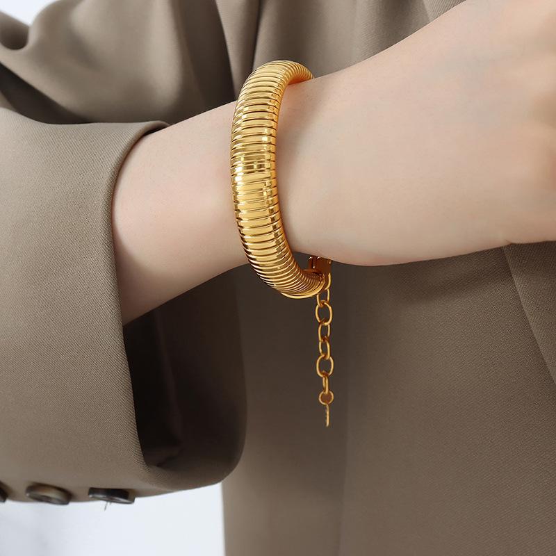 Exaggerated Chunky Gold-Tone Titanium Necklace & Bracelet Set with Unique Stripe Design