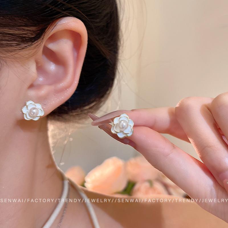 Французские ретро серьги-гвоздики с камелией и жемчугом, модный женственный дизайн