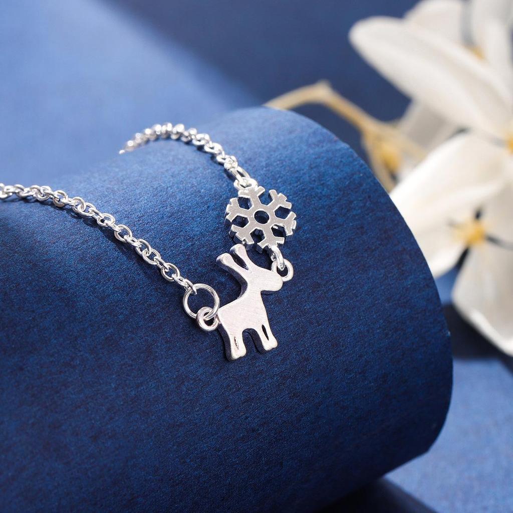 Trendy Japanese & Korean Style Snowflake Elk Necklace: Fashionable Mori Christmas Jewelry Gift for Women
