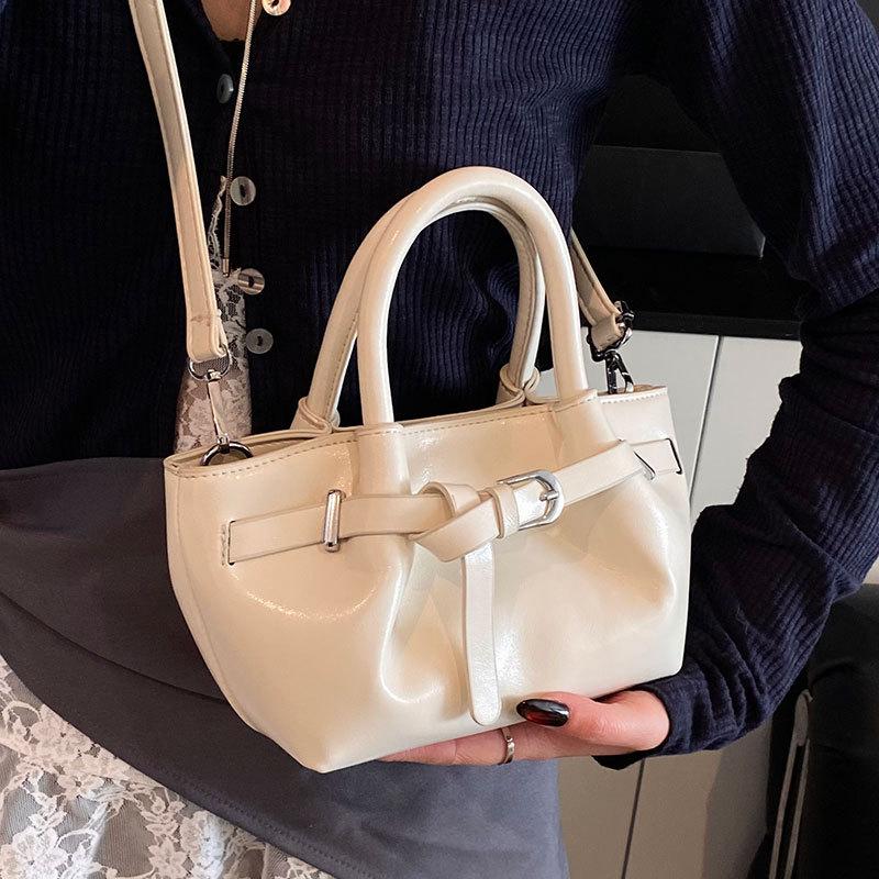 Spring and summer hot sale dopamine color small fresh portable pleated bag fashionable commuter Ou Ruofeng foreign style messenger women's bag