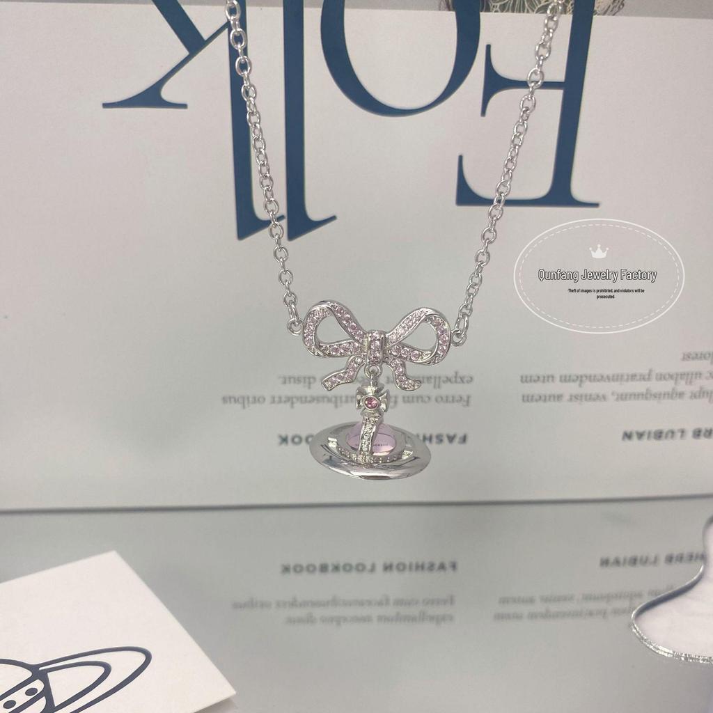 Vivienne Westwood Rosa rosett Orb halsband: Damernas Högkvalitativa 3D Saturnus Nyckelbenskedja med Basketbollberlock.