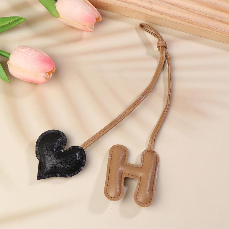 Leather Keychain Heart Letter Charm Pendant Keyring Fashion Simple All-Matching Bag Decoration Jewelry Accessories