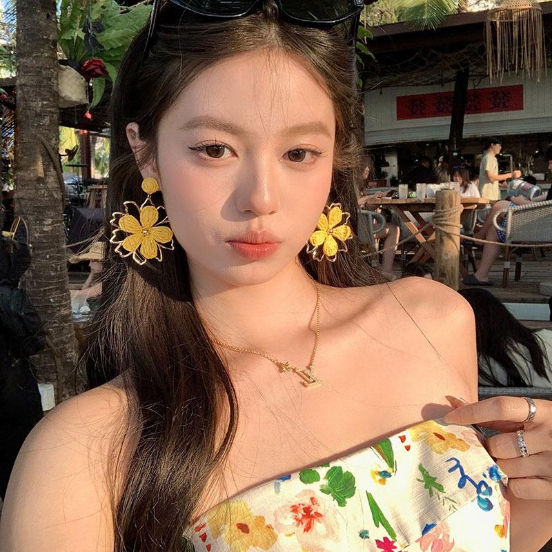 Lafite hollow flower earrings, fashionable and unique design earrings, light luxury and high-end new earrings.