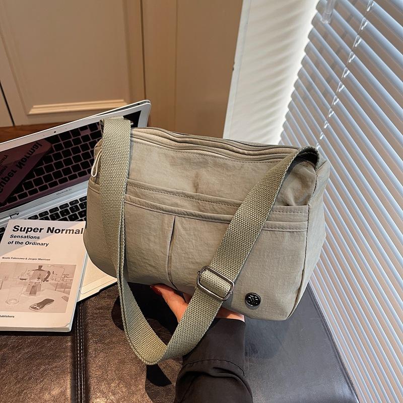 Niche design casual fashion trend shoulder messenger bag 2025 autumn new foreign style women texture small square bag