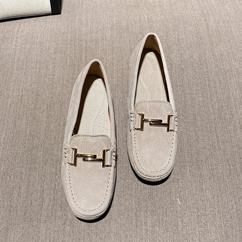 Модные замшевые туфли на плоской подошве с металлической пряжкой — фото 5