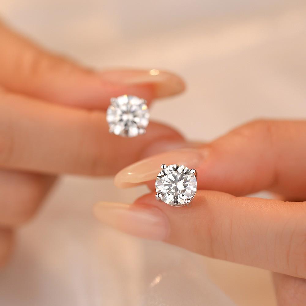 Classic One Carat Moissanite Four-Prong Stud Earrings, s925 Sterling Silver - Versatile Light Luxury Fashion for Women