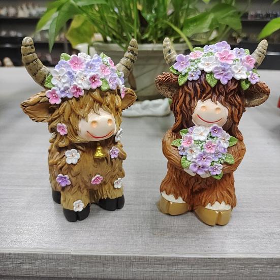 2 Pcs Highland Cow Figurine with Flowers Small Resin Highland Cow Statue Spring Farmhouse Scottish Cattle Sculpture for Home Tiered Tray Table Decor