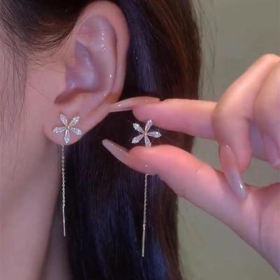 Pendientes de borlas de flores de moda con aguja plateada: accesorio exquisito para las orejas de tamaño mediano y largo
