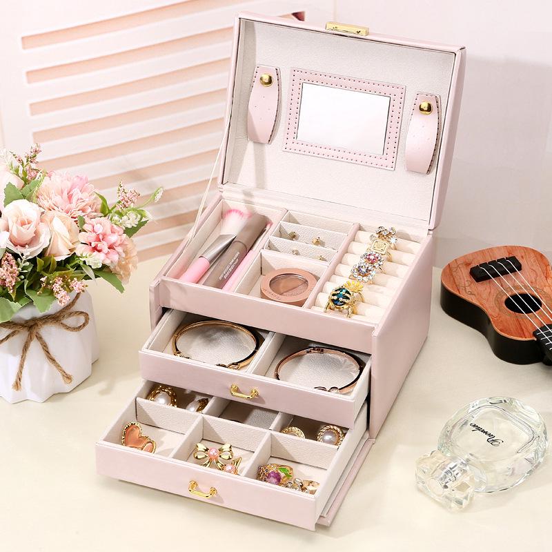 

Компактная кожаная шкатулка для украшений с замком для серег и пуссетов