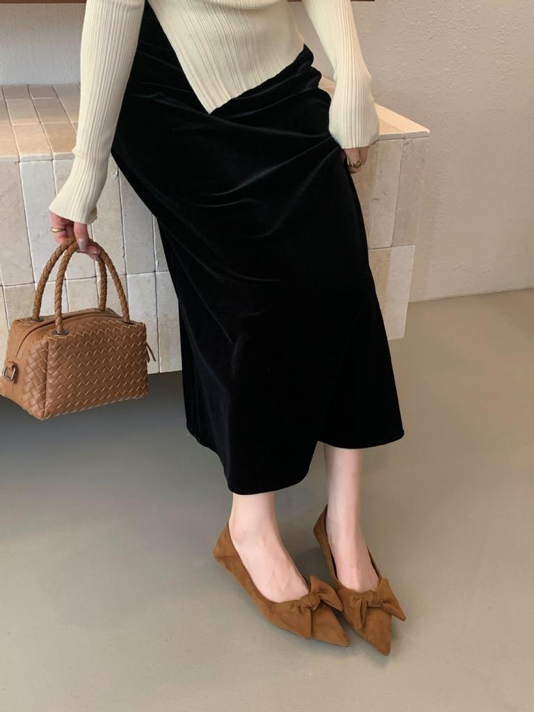 Pointed Suede Bow Retro Low-heeled Shoes Women's 2025 Autumn New Fashion Versatile Stiletto Commuter Shoes