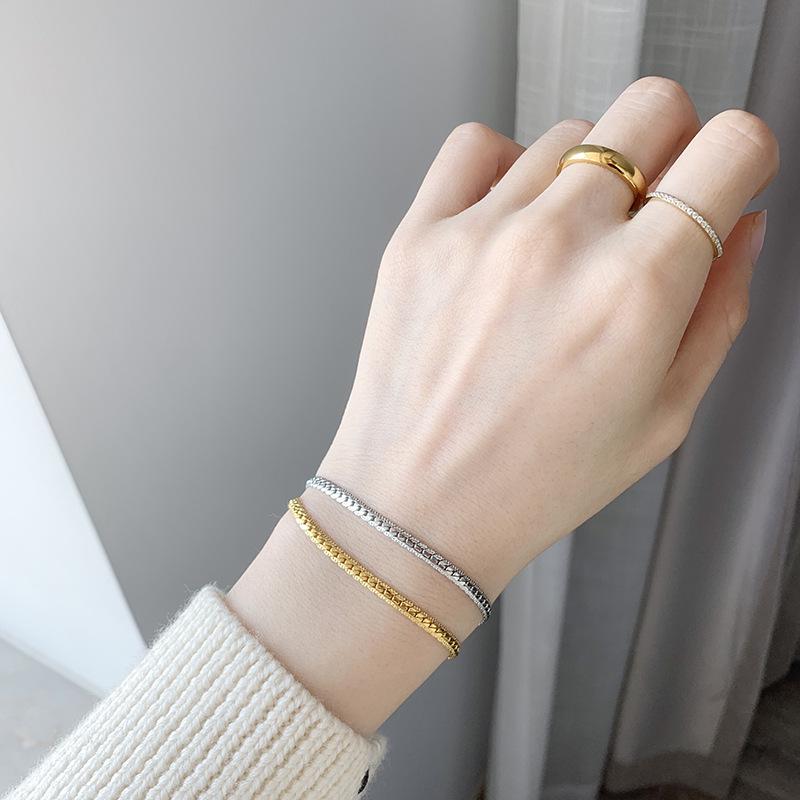 Titanium Steel Cuban Chain Bracelet: Hip-hop Style, Unisex, Non-Fading, Versatile and Trendy.