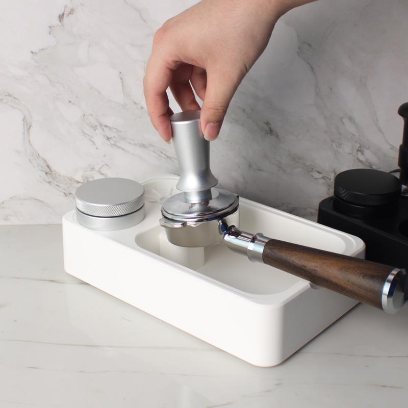 Multifunktionale Kaffeestation: Tamperbasis & Utensilienaufbewahrung