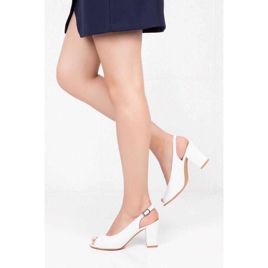 Stilvolle Damensandalen aus echtem Leder mit klobigem Absatz