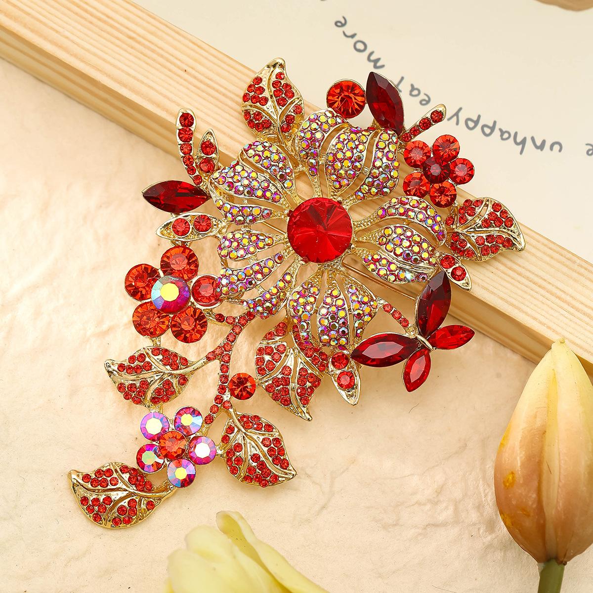 Wunderschöne Luxus-Blumen-Anstecknadeln aus vollem Kristall für Frauen, Mädchen, Schwerindustrie-Anzug, Party-Anstecknadel, Damen-Bankett-Schmuck-Accessoire red