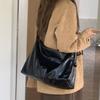 Wide Shoulder Strap Single Shoulder Bag with A Laid-back Style, Large Capacity, Suitable for Commuting, and A Slanted Tote Bag.