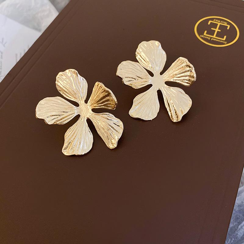 Elegant Vintage French Butterfly Flower Stud Earrings - High-End Fashion Accessories for Women