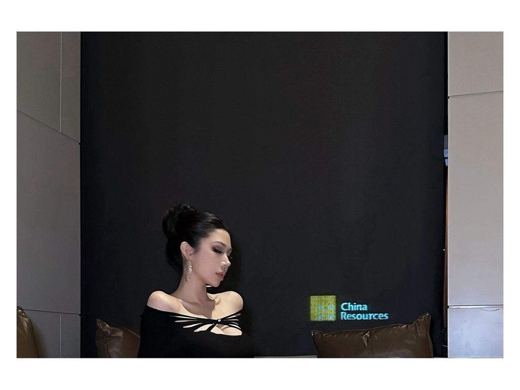 Women's Black Off-the-Shoulder Hollow Long-Sleeve Slim-Fit T-Shirt: Spicy Style, Winter Inner Wear & Waist-Cinching Base Layer.