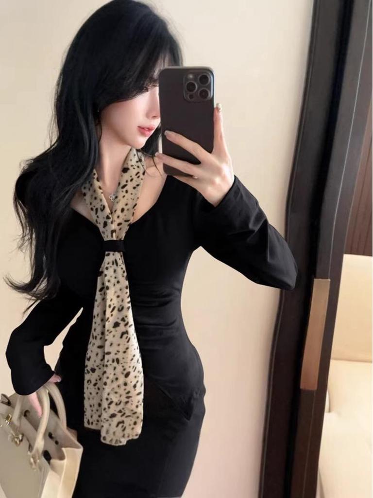 Elegant Leopard Print Waist-Cinching Long-Sleeve Pleated Top with Ribbon Detail
