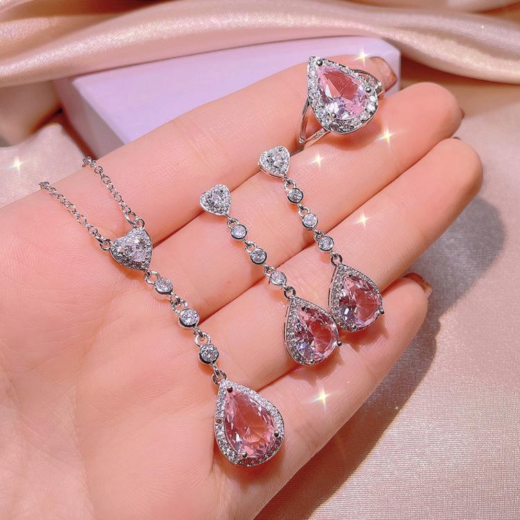 

Серьги-подвески с розовыми бриллиантами и подвеской-капелькой