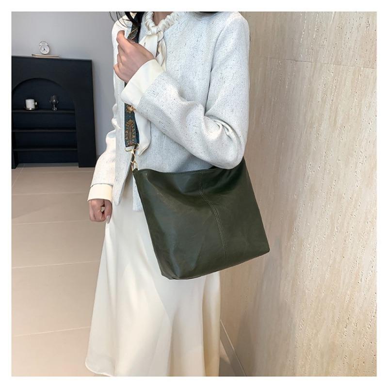 Spring new fashion portable shoulder crossbody large capacity bucket women's bag supports a lot of mixing