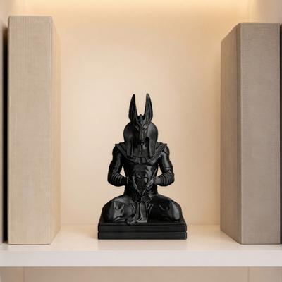 Anubis Figur, 3D Gedruckte Ägyptische Götterstatue Meditierend mit Herz-Händen, Mythische Schreibtischdekoration für Home Office, Sammlerstück Geschenk