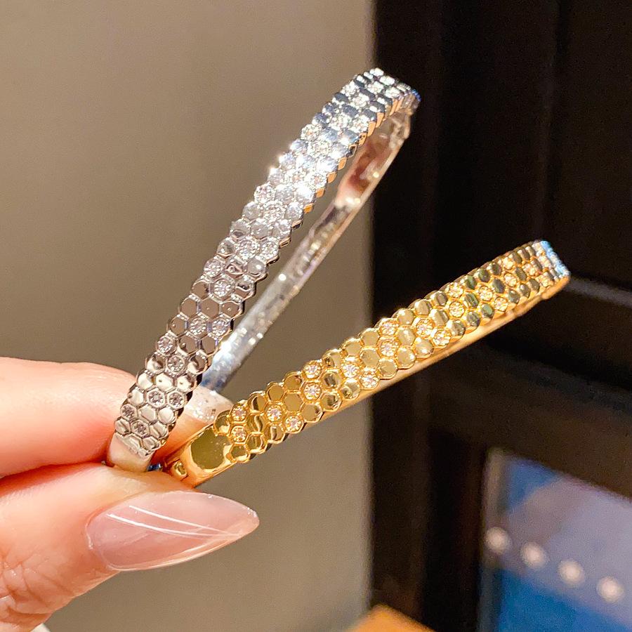 Elegantes geometrisches Zirkonarmband, vergoldet: Hochwertiger, vielseitiger und stilvoller Handschmuck für Damen
