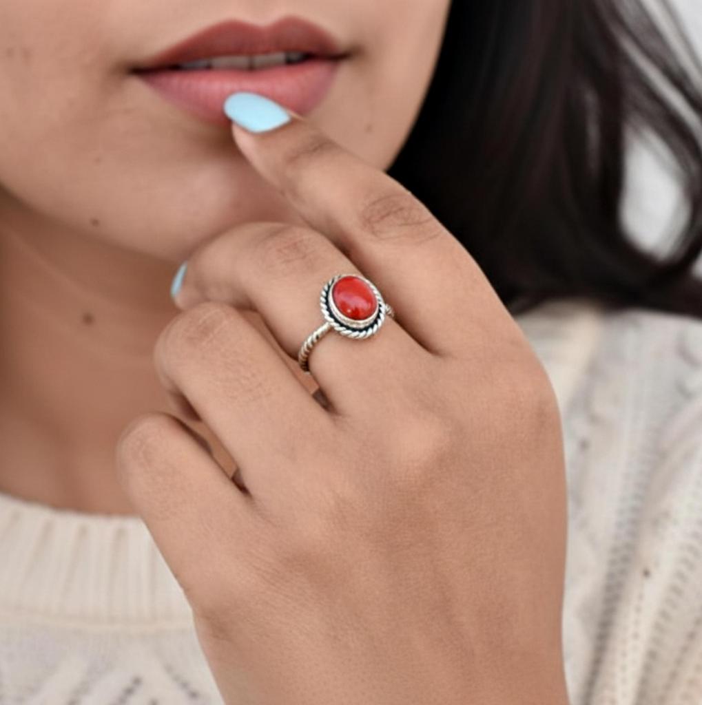 Auffälliger Ring aus natürlicher roter Koralle, 925 Sterlingsilber, Minimalistischer Boho-Ring in ovaler Form, Versprechensring, Geschenk für sie