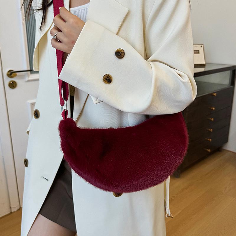Yogodlns Women Crossbody Plush Bag Autumn Winter Hairy Hobo Bag Casual Versatile Shoulder Bag Fashion Lightweight Underarm Bag