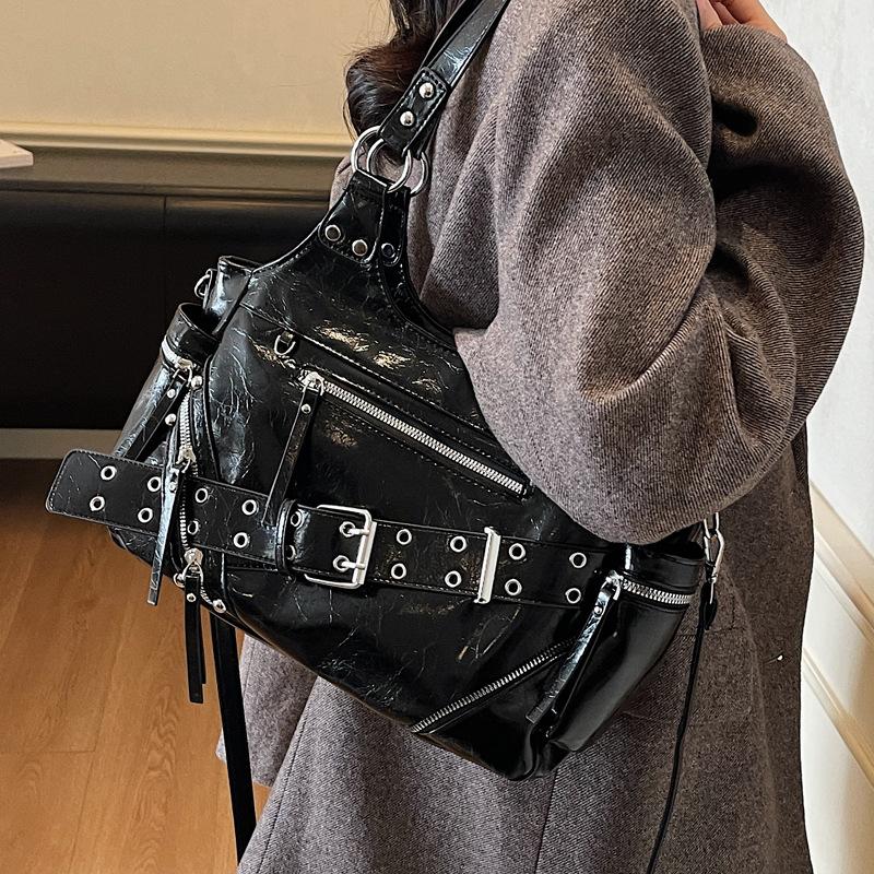 Korean niche design premium feeling Spice girl locomotive armpit bag large capacity rivet retro commuter shoulder messenger bag